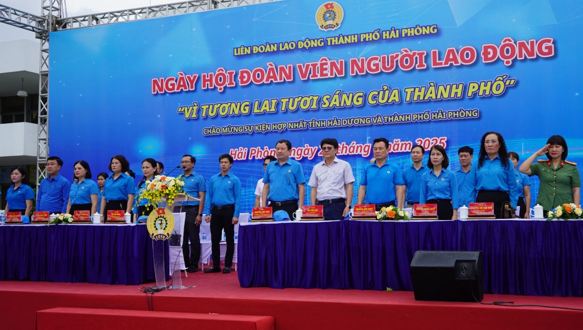 Lanh dao LDLD TP Hai Phong va tinh Hai Duong tham gia ngay hoi doan vien. 