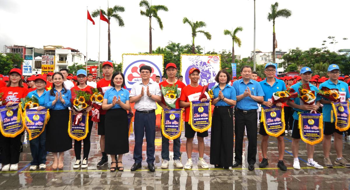 Lanh dao LDLD Hai Phong va Hai Duong tang hoa, co luu niem cho cac don vi tham gia ngay hoi. Ảnh: Mai Dung