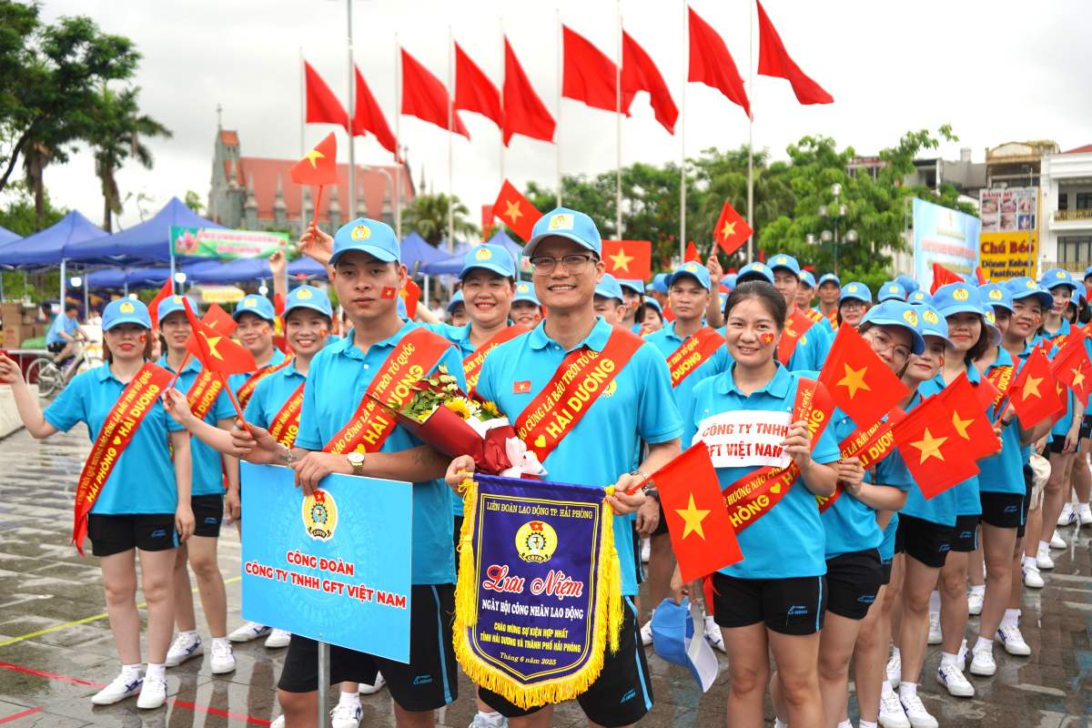 Cong nhan lao dong tinh Hai Duong phan khoi tham du su kien tai Hai Phong. Ảnh: Mai Dung