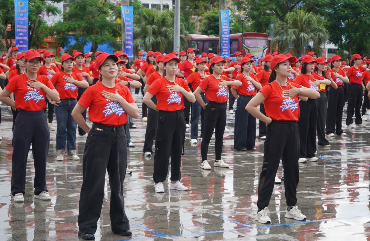 300 cong nhan nhay dong dien the duc chao mung ngay hoi lon. Ảnh: Mai Dung