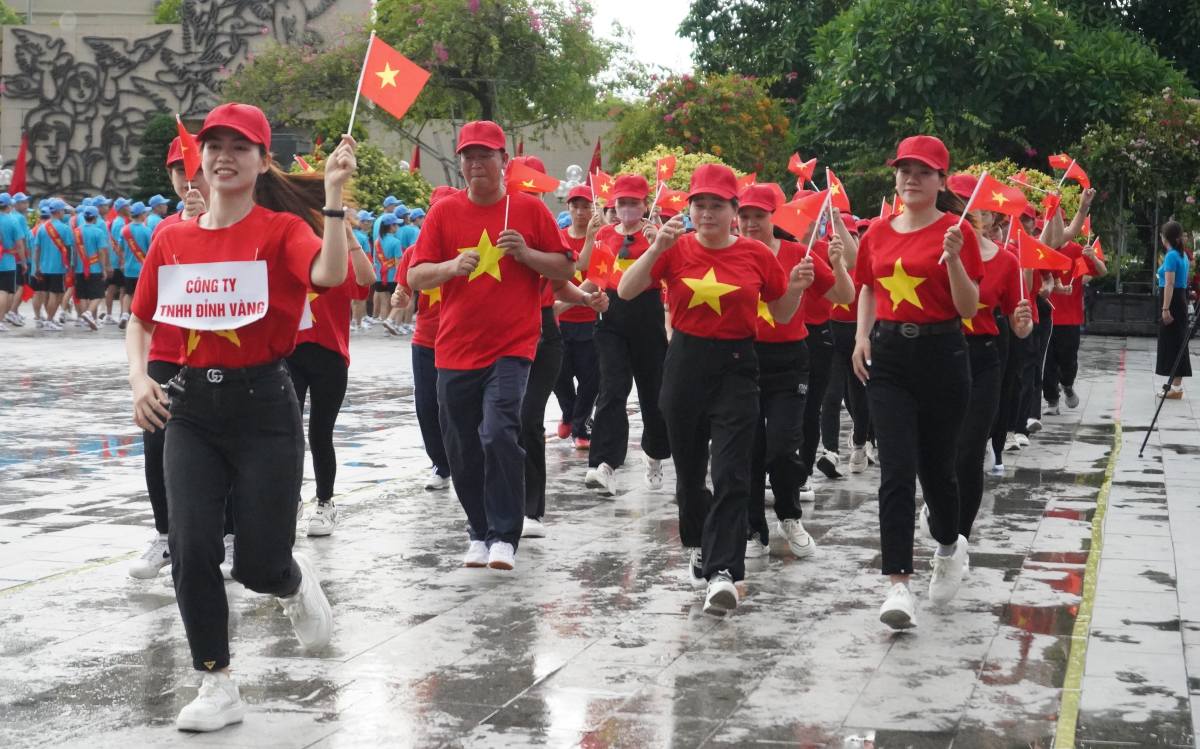 Guong mat rang ro cua nguoi lao dong tham gia giai chay tap the . Ảnh: Mai Dung