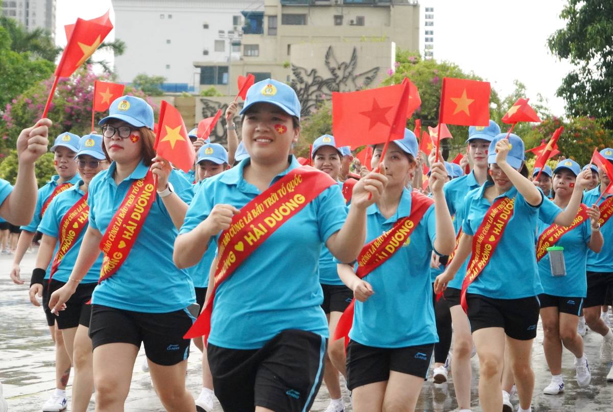 Los trabajadores estan entusiasmados de participar en el evento para dar la bienvenida a Hai Phong - Hai Duong Unified. Foto: Mai Dung