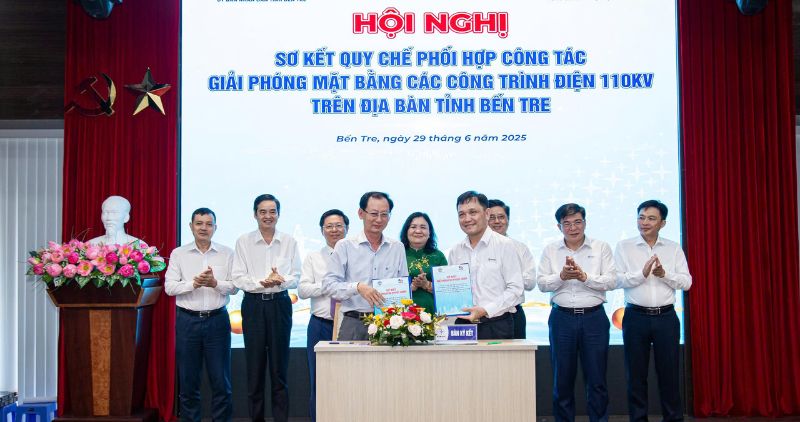 The provincial leaders and EVNSPC signed a cooperation agreement to implement 110kV power projects. Photo: Hoang Loc