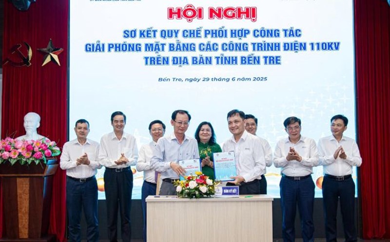 The provincial leaders and EVNSPC signed a cooperation agreement to implement 110kV power projects. Photo: Hoang Loc