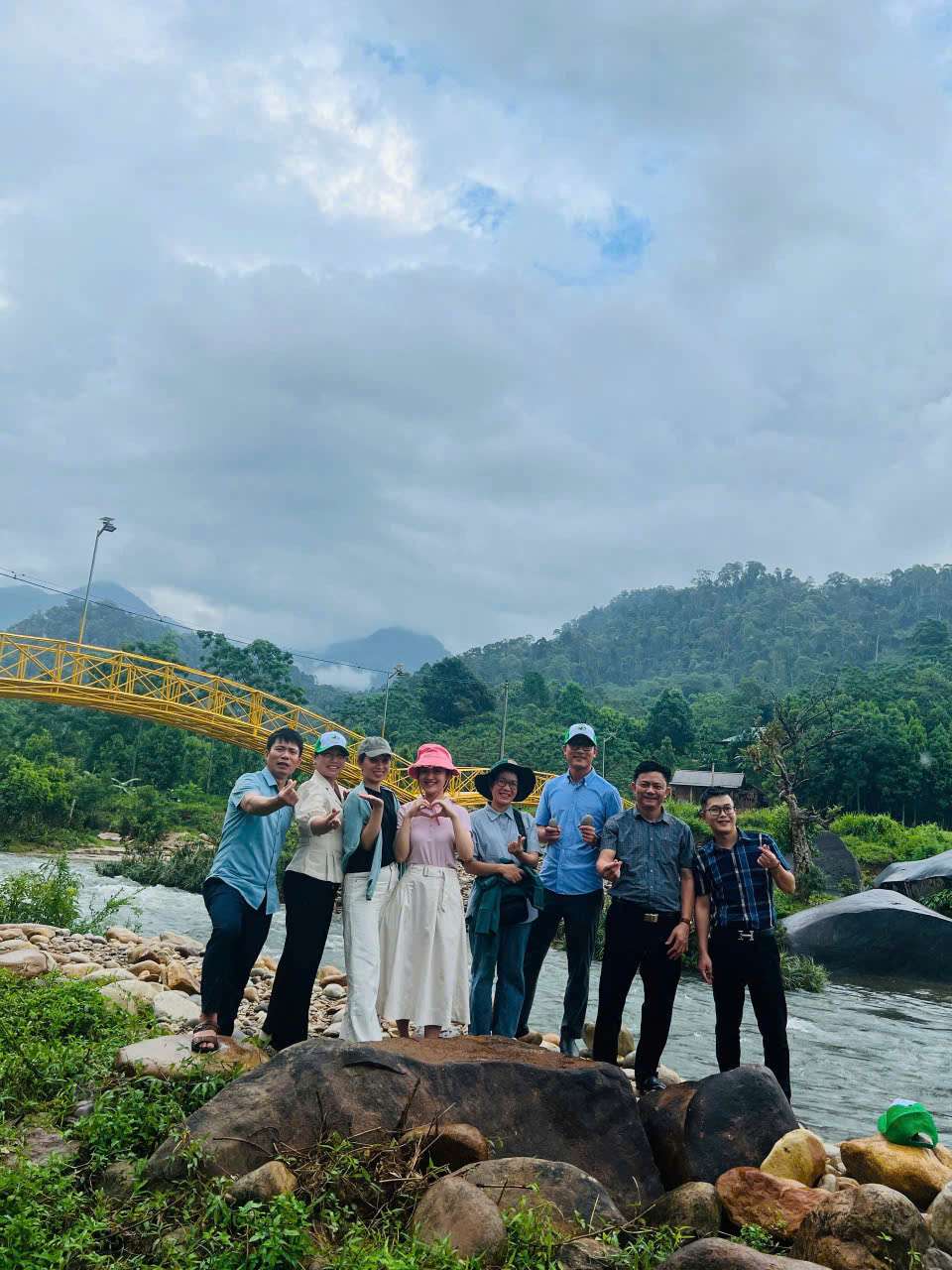 Du khách thích thú lưu lại khoảnh khắc tuyệt vời ở bản Thái cổ Mường Đán. Ảnh: Ngọc Anh