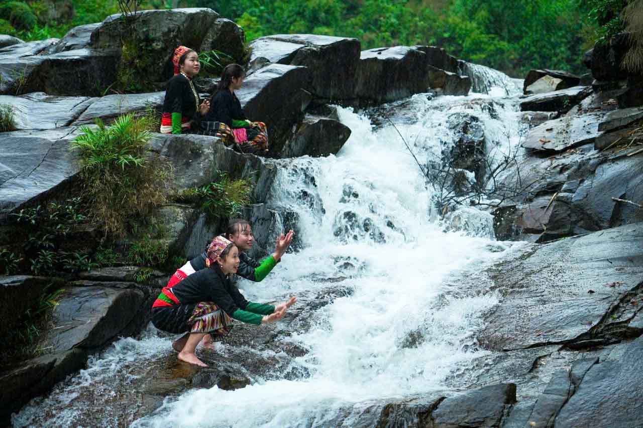 Nghệ An muốn đón ngày càng đông khách tới thác 7 tầng và bản Thái cổ
