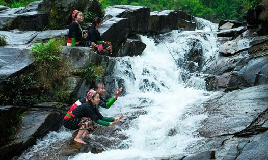 Nét đẹp kì vĩ của thác 7 tầng tại xã Hạnh Dịch (huyện Quế Phong, Nghệ An). Ảnh: Ngọc Anh