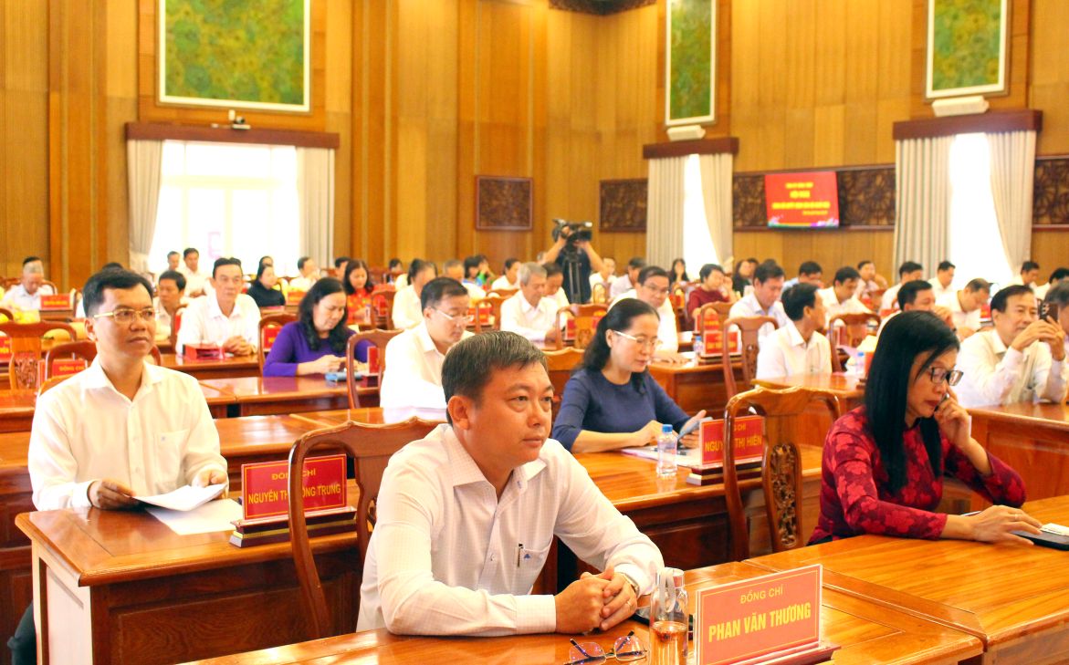 Dai bieu du hoi nghi. Anh: Luc Tung