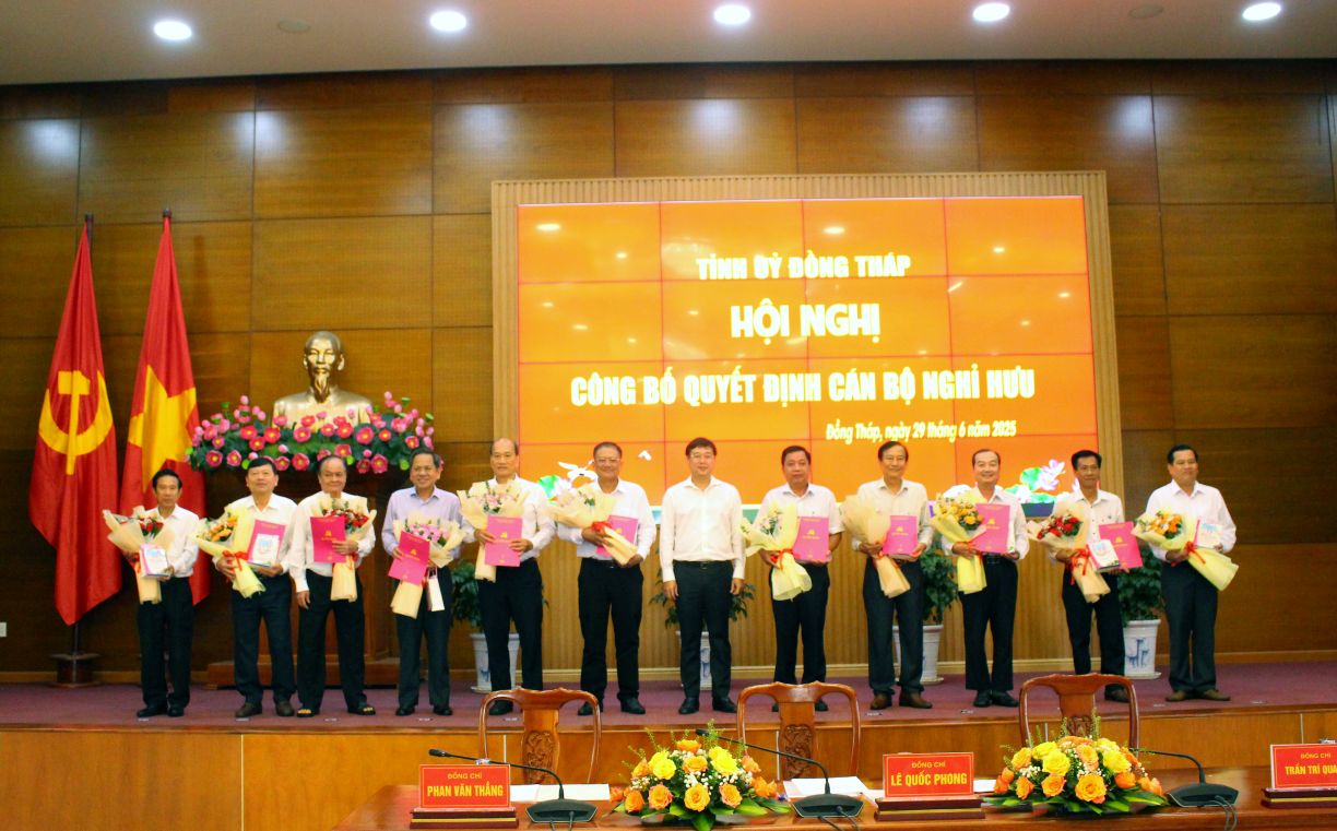 Bi thu Tinh uy Dong Thap trao quyet dinh cho can bo nghi huu theo nguyen vong. Anh: Luc Tung
