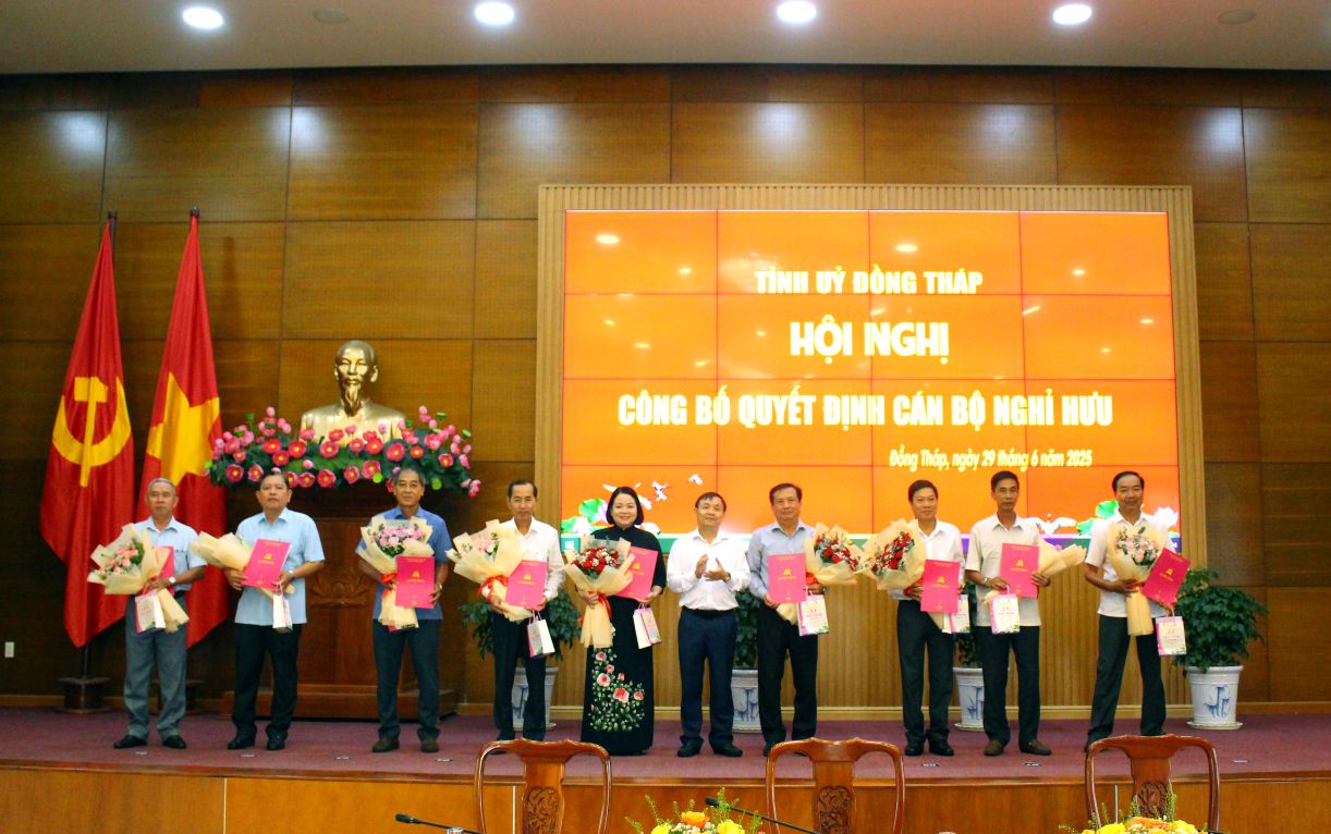 Pho Bi thu Thuong truc Tinh uy Phan Van Thang trao Quyet dinh can bo. Anh: Luc Tung
