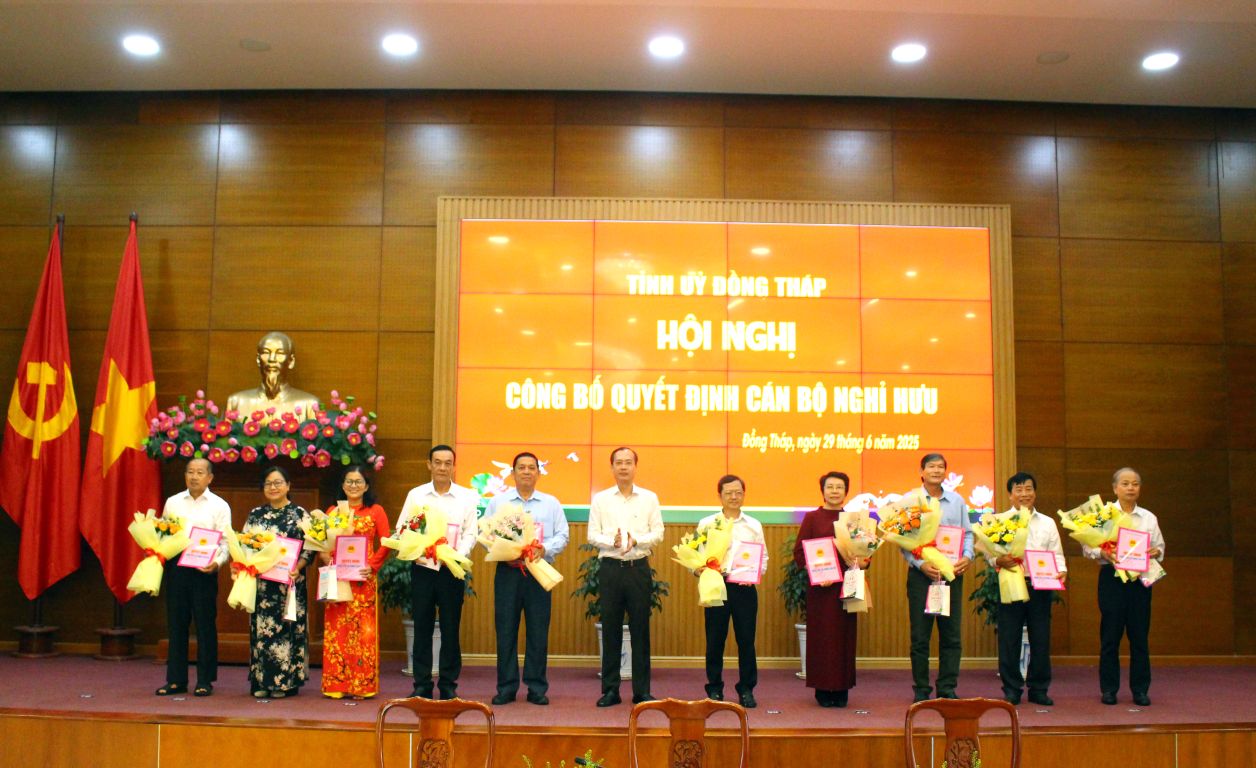 Ong Tran Tri Quang - Chu tich UBND tinh Dong Thap trao quyet dinh cho can bo nghi huu. Anh: Luc Tung