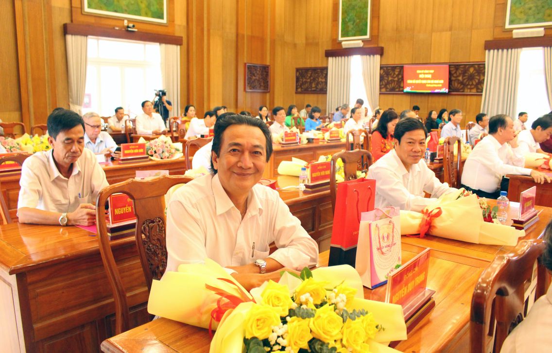 Can bo sau khi nhan quyet dinh nghi huu. Anh: Luc Tung