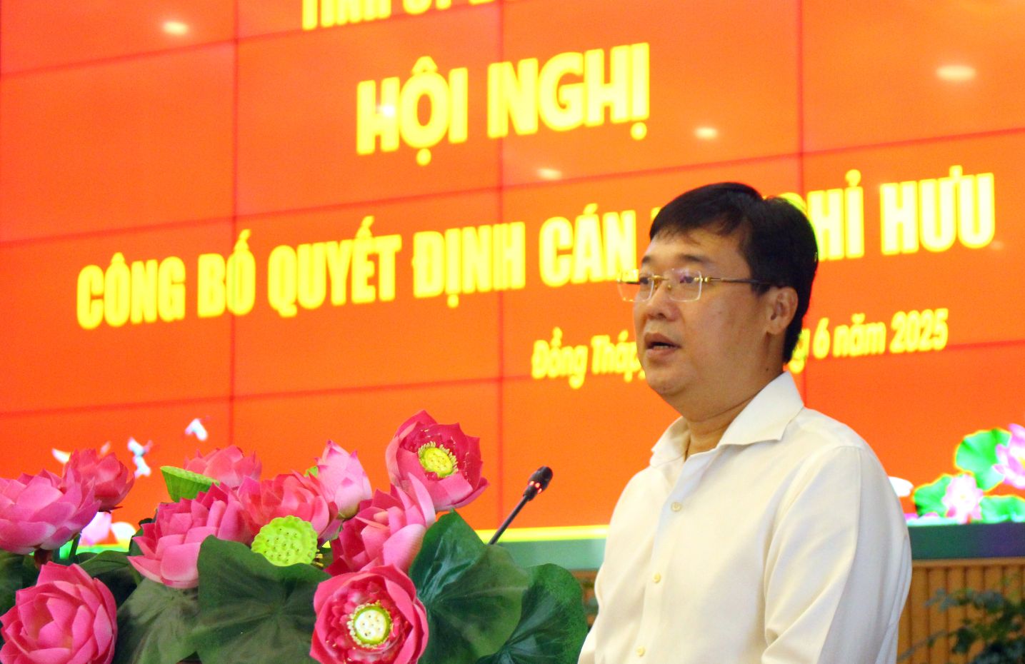 Bi thu Tinh uy Dong Thap Le Quoc Phong phat bieu chuc mung va chuc suc khoe 39 can bo nghi huu. Anh: Luc Tung
