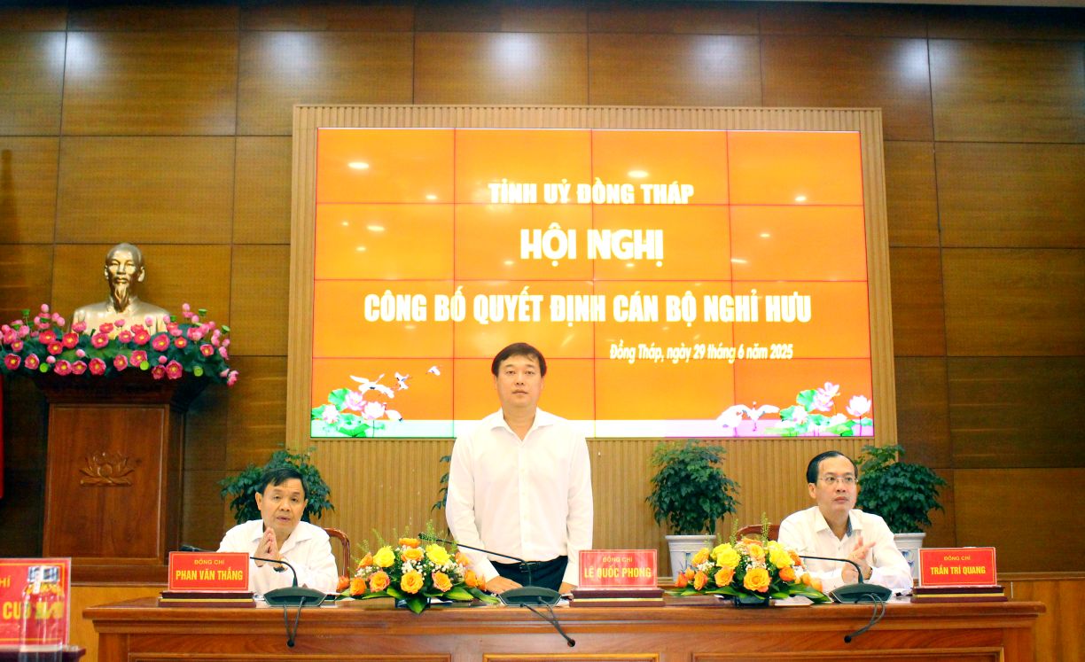 Chu tri Hoi nghi cong bo quyet dinh can bo nghi huu. Anh: Luc Tung