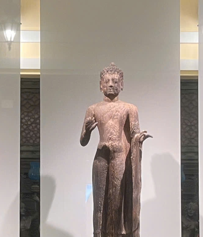 Tuong Phat Binh Hoa (van hoa Oc Eo) co nien dai the ky IV – VI. Hien vat thuoc Bao tang Lich su Thanh pho Ho Chi Minh, duoc cong nhan bao vat quoc gia nam 2013.