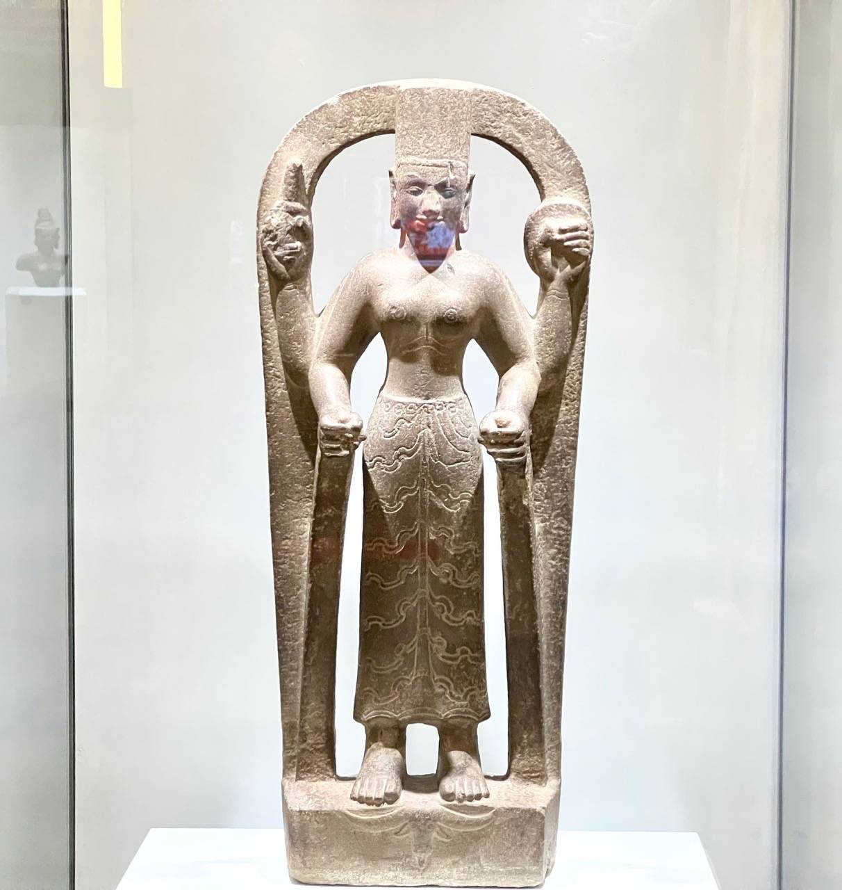 Tuong Nu than Durga (van hoa Oc Eo) co nien dai the ky VII – VIII. Hien vat thuoc Bao tang Lich su Thanh pho Ho Chi Minh, duoc cong nhan bao vat quoc gia nam 2013.