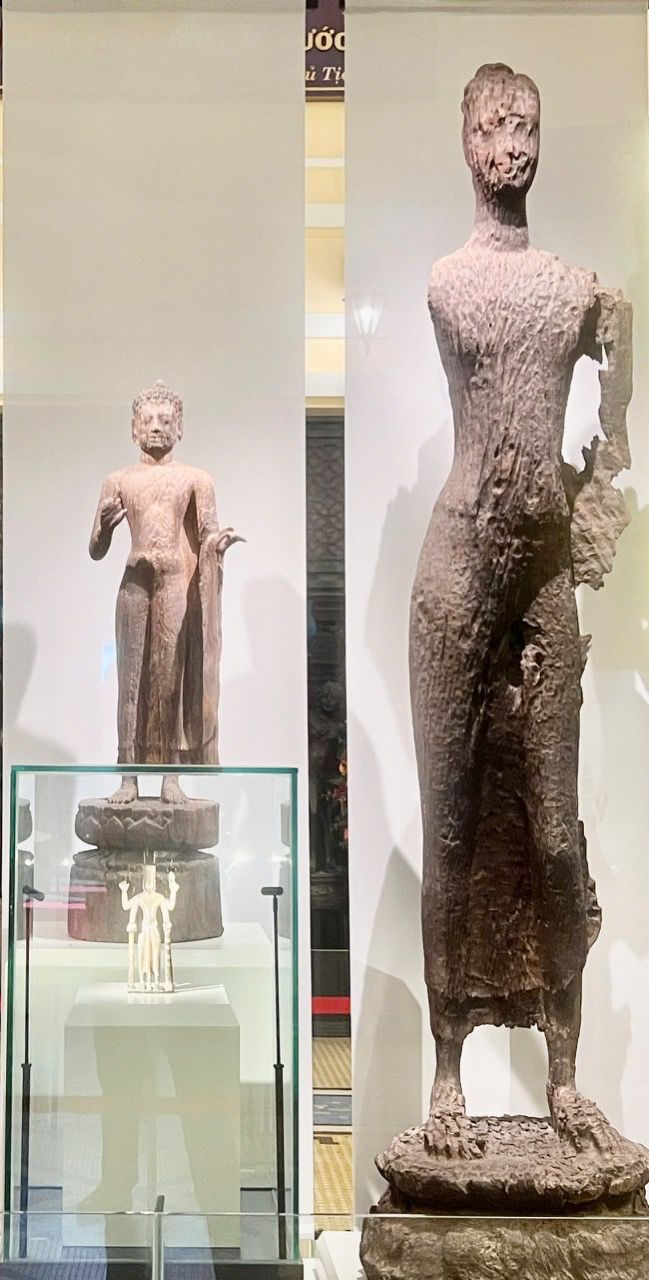 Tuong Phat Sa Dec (van hoa Oc Eo) (phai) co nien dai the ky IV. Hien vat thuoc Bao tang Lich su Thanh pho Ho Chi Minh, duoc cong nhan bao vat quoc gia nam 2013.