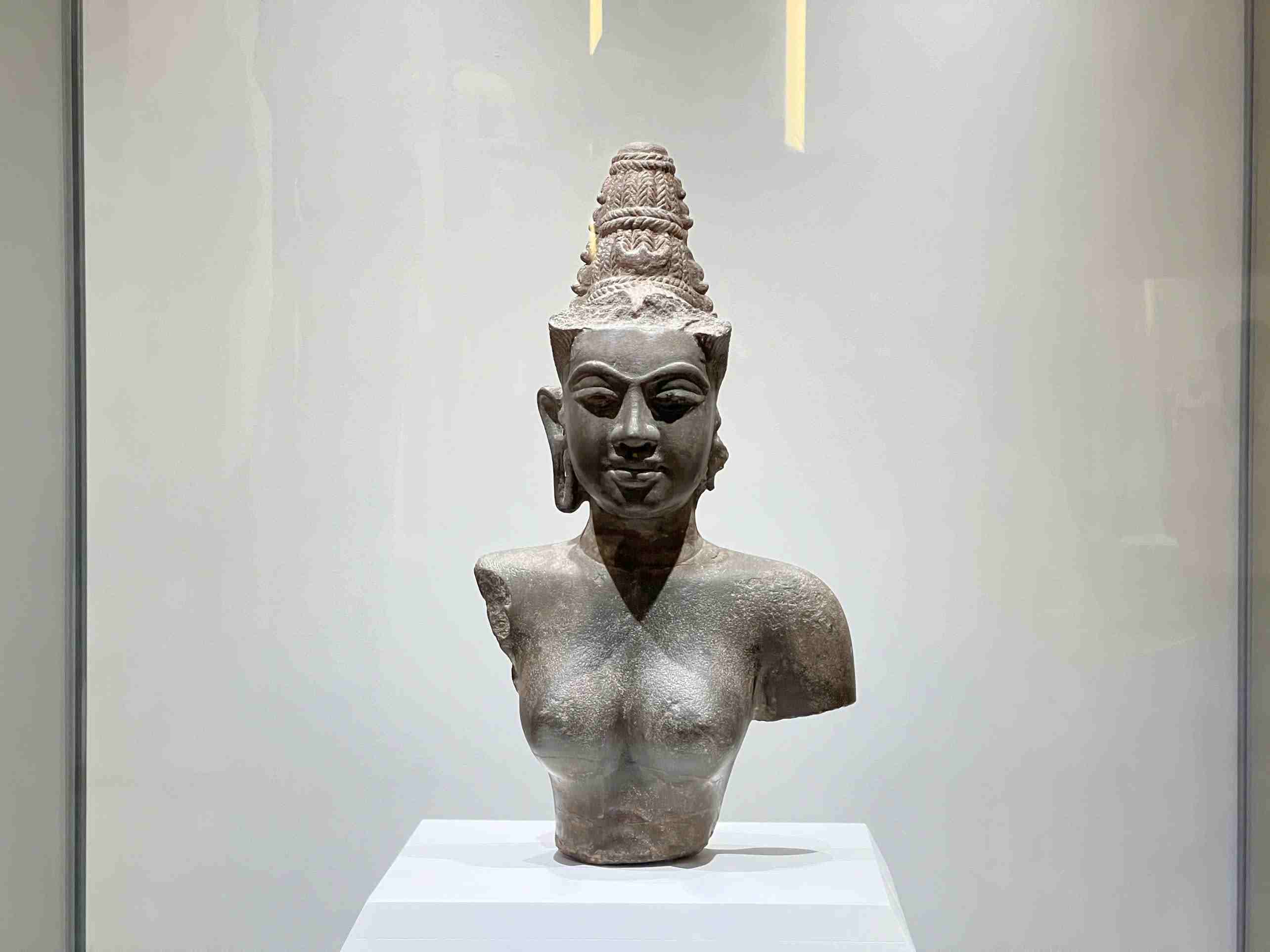 Tuong Nu than Devi (van hoa Champa) co nien dai the ky X. Hien vat thuoc Bao tang Lich su Thanh pho Ho Chi Minh, duoc cong nhan Bao vat Quoc gia nam 2012.