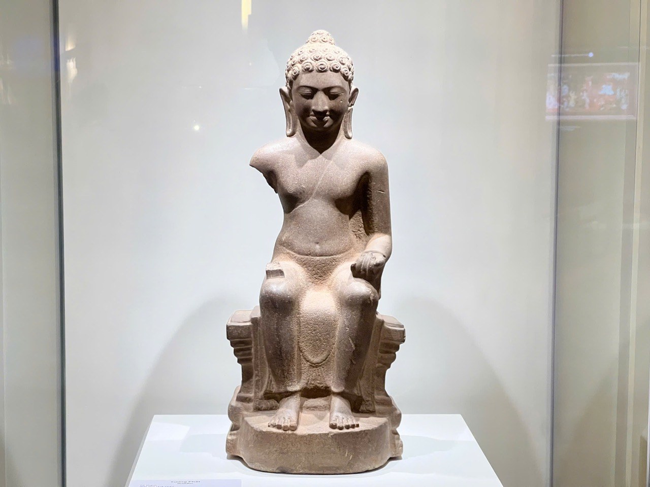 Tuong Phat Son Tho (van hoa Oc Eo) co nien dai the ky VI – VII. Hien vat thuoc Bao tang Lich su Thanh pho Ho Chi Minh, duoc cong nhan bao vat quoc gia nam 2018.