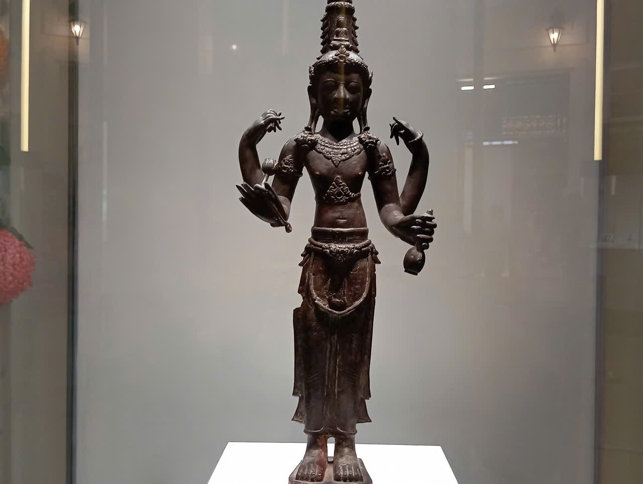 Tuong Avalokitesvara Dai Huu (van hoa Champa) co nien dai the ky X. Hien vat thuoc Bao tang Lich su Thanh pho Ho Chi Minh, duoc cong nhan bao vat quoc gia nam 2013/