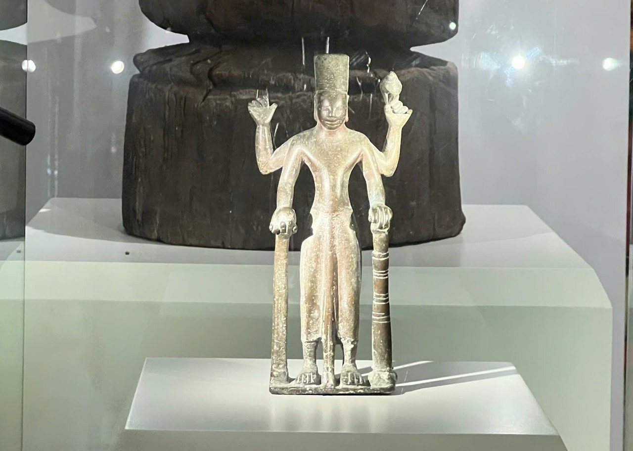 Tuong than Vishnu (van hoa Oc Eo) co nien dai the ky II – V. Hien vat thuoc Bao tang Lich su Thanh pho Ho Chi Minh, duoc cong nhan bao vat quoc gia nam 2012.