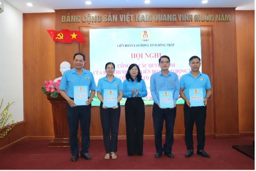 Trao Quyet dinh dieu dong cong chuc cong doan. Anh: Luu Hung.
