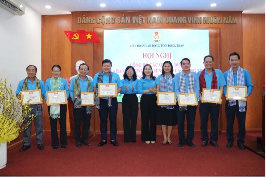 Ba Huynh Thi Tuyet Vui va ba Huynh Thi Thu Thuy tang Ky niem chuong cho cac dong chi co nhieu dong gop xay dung to chuc Cong doan Viet Nam. Anh: Luu Hung.