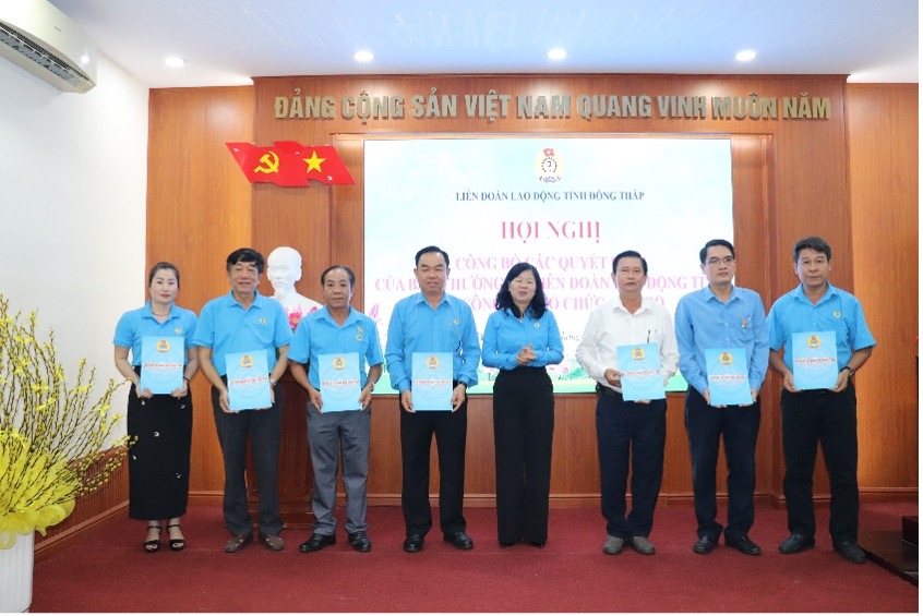 Trao Quyet dinh ket thuc hoat dong cua cac cong doan cap tren truc tiep co so va cac cong doan co so co quan hanh chinh, don vi su nghiep huong 100% luong ngan sach Nha nuoc. Anh: Luu Hung.