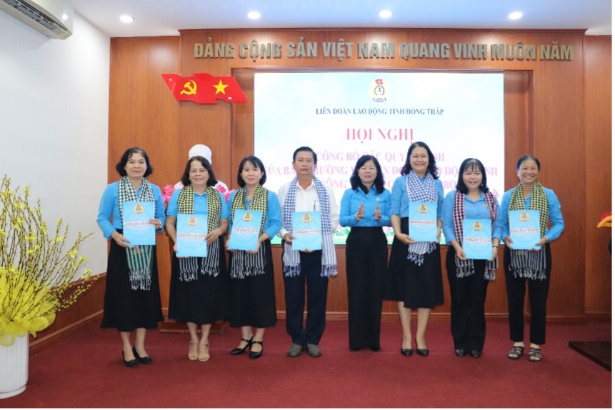 Trao Quyet dinh Quyet dinh nghi huu, thoi viec doi voi can bo cong doan chuyen trach. Anh: Luu Hung.