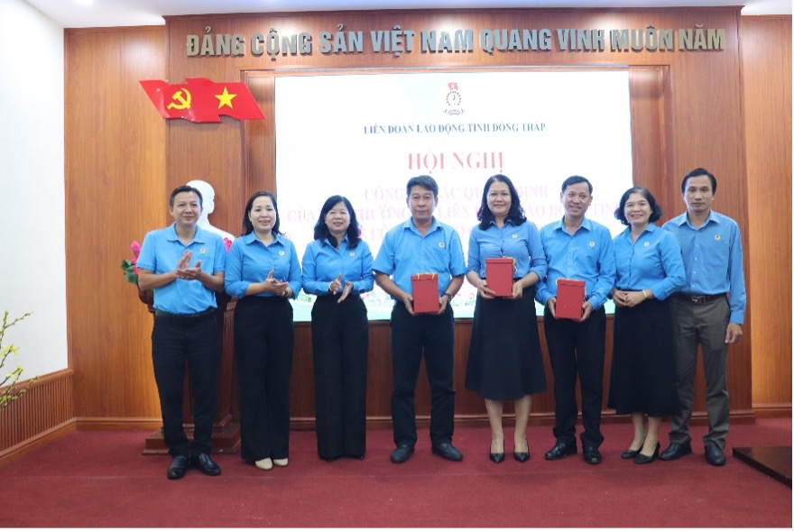 Thuong truc va lanh dao cac Ban, Van phong LDLD Tinh da trao tang nhung phan cho can bo cong doan. Anh: Luu Hung.