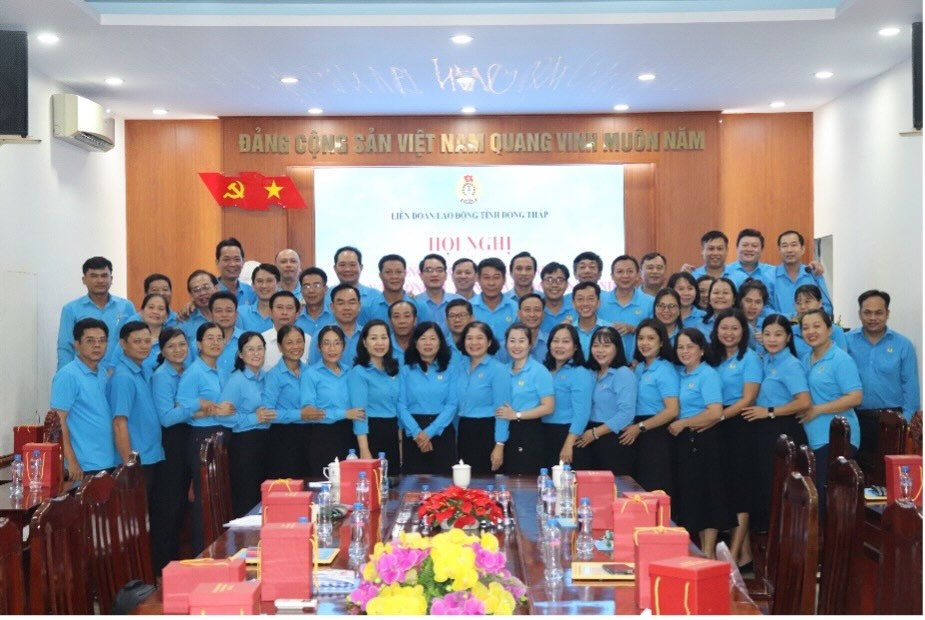 Can bo cong doan chup anh luu niem trong khong khi am ap cua Ngay gia dinh Viet Nam. Anh: Luu Hung.