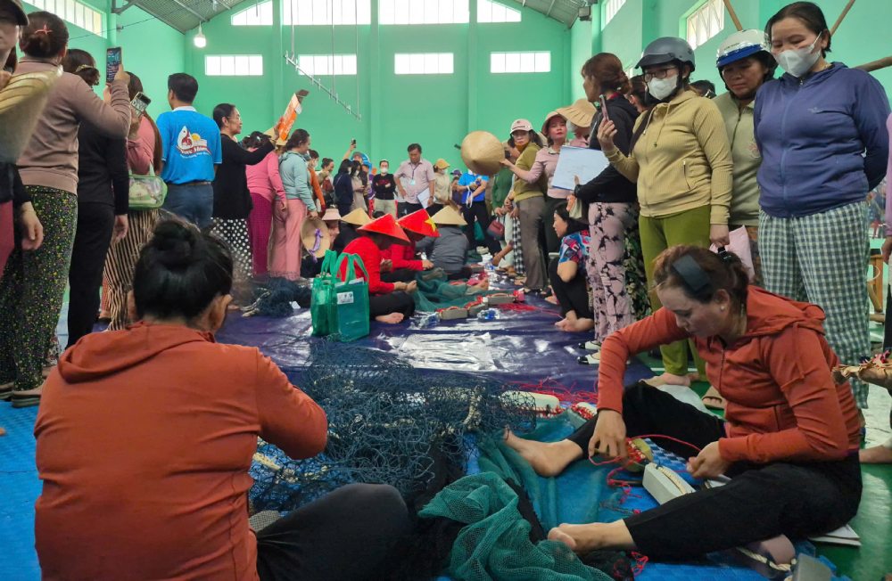 A large number of people came to watch and cheer for the teams participating in the net patching competition in the series of activities of the traditional Phu Quoc fish sauce festival. Photo: Khanh Van