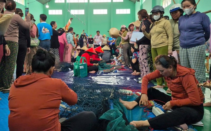 A large number of people came to watch and cheer for the teams participating in the net patching competition in the series of activities of the traditional Phu Quoc fish sauce festival. Photo: Khanh Van