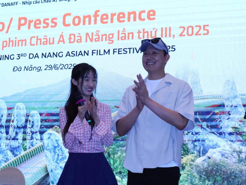 La actriz Park Sung Woong en la conferencia de prensa de mensajes de flores asiaticas asiaticas. Foto: Tran Thi