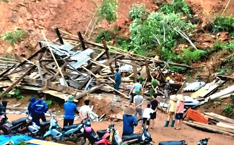 Landslides buried houses in Thuong Nong commune, Tuyen Quang. The Ministry of Agriculture and Environment requires the opening of 2 bottom spillways of Tuyen Quang hydroelectric reservoir. Photo: CTV