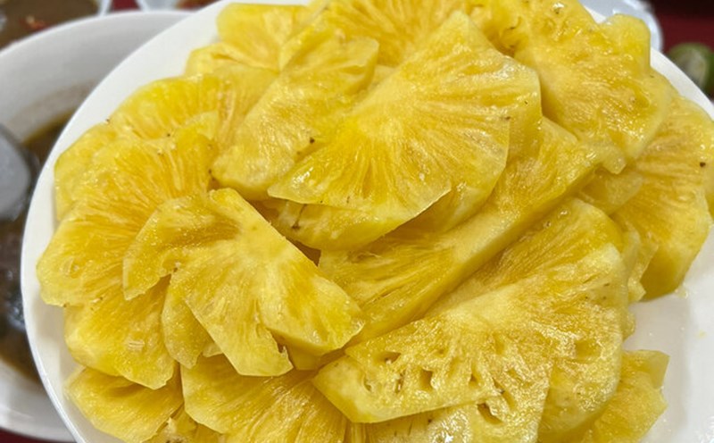 Eating pineapple properly before bed will support good sleep. Photo: Kieu Vu