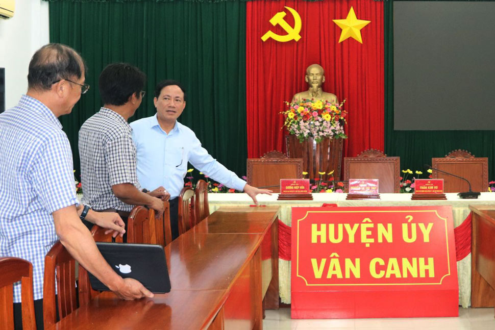 El presidente del Comite Popular de Binh Dinh, Pham Anh Tuan, verifico la preparacion de la ceremonia para anunciar las resoluciones y decisiones de la Central y la Provincia para fusionar unidades administrativas en el distrito de Van Canh. Foto: Trang le