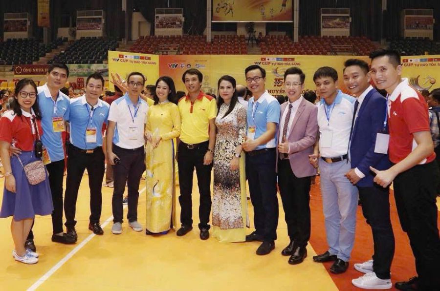 BTV Ky Lan (thu hai tu phai vao) dong hanh cung VTV Cup suot 17 nam. Anh: Nhan vat cung cap