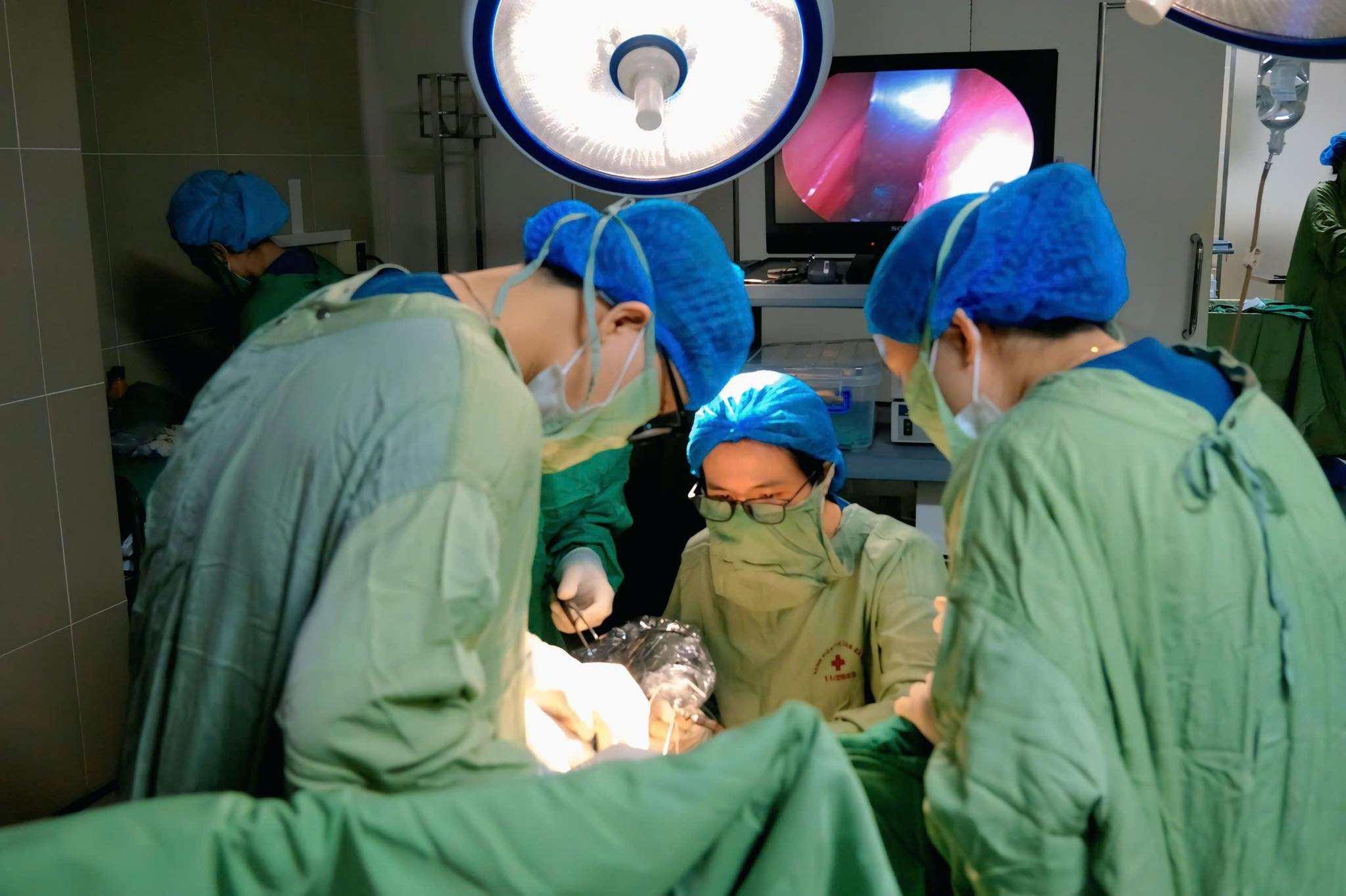 Doctors performed surgery to remove foreign objects from the patient. Photo: BVCC