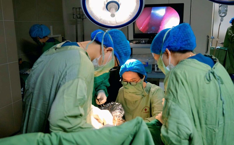 Doctors performed surgery to remove foreign objects from the patient. Photo: BVCC