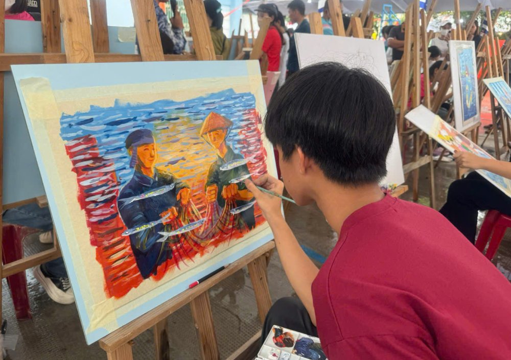 Los estudiantes de PHU Quoc participaron en la competencia de pintura. Foto: Xuan NHI