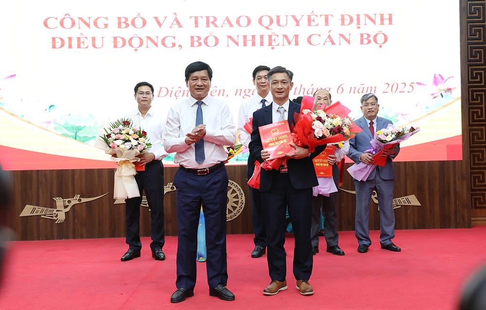 Mr. Le Thanh Do - Chairman of Dien Bien Provincial People's Committee presented the decision to appoint the Deputy Director of the Project Management Board of Region 1 and assigned the Acting Director to Mr. Ngo Cuong Quyet. Photo: Thanh Binh