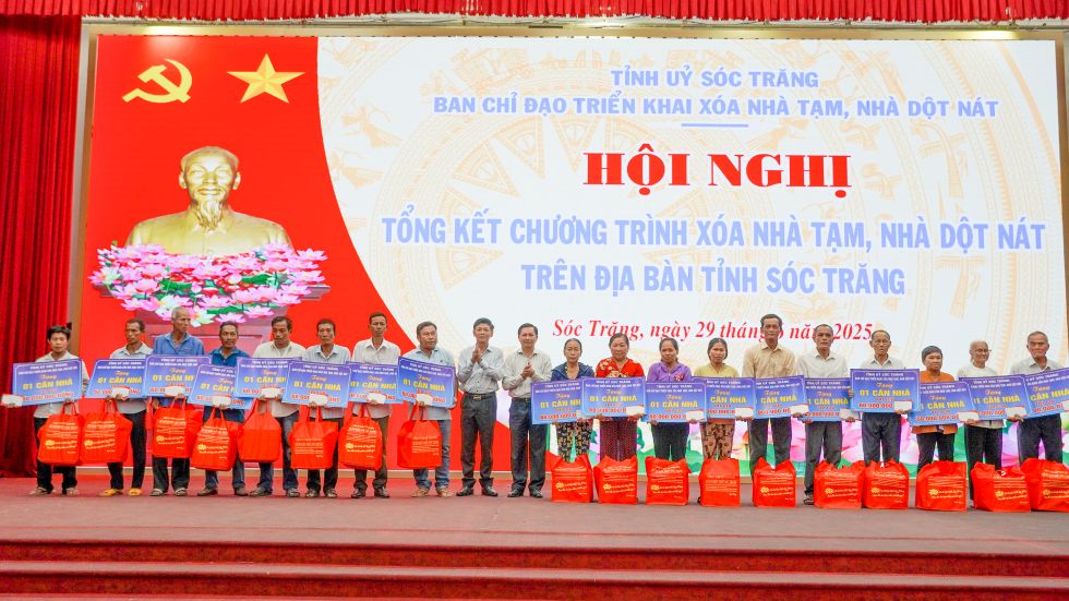 Ong Lam Van Man - Uy vien Trung uong Dang, Bi thu Tinh uy Soc Trang va ong Tran Van Lau, Pho Bi thu Tinh uy, Chu tich UBND tinh Soc Trang trao nha cho cac ho dan. Anh: Phuong Anh