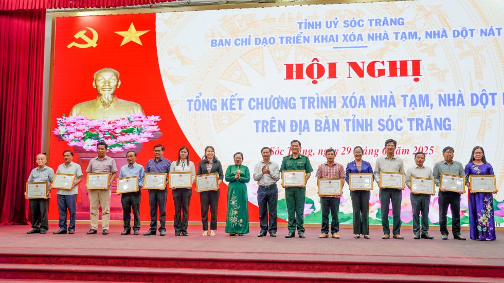 Lanh dao Tinh uy, UBND tinh Soc Trang tang bang khen cua Chu tich UBND tinh cho cac tap the co thanh tich trong cong tac xoa nha tam, nha dot nat tren dia ban. Anh: Phuong Anh