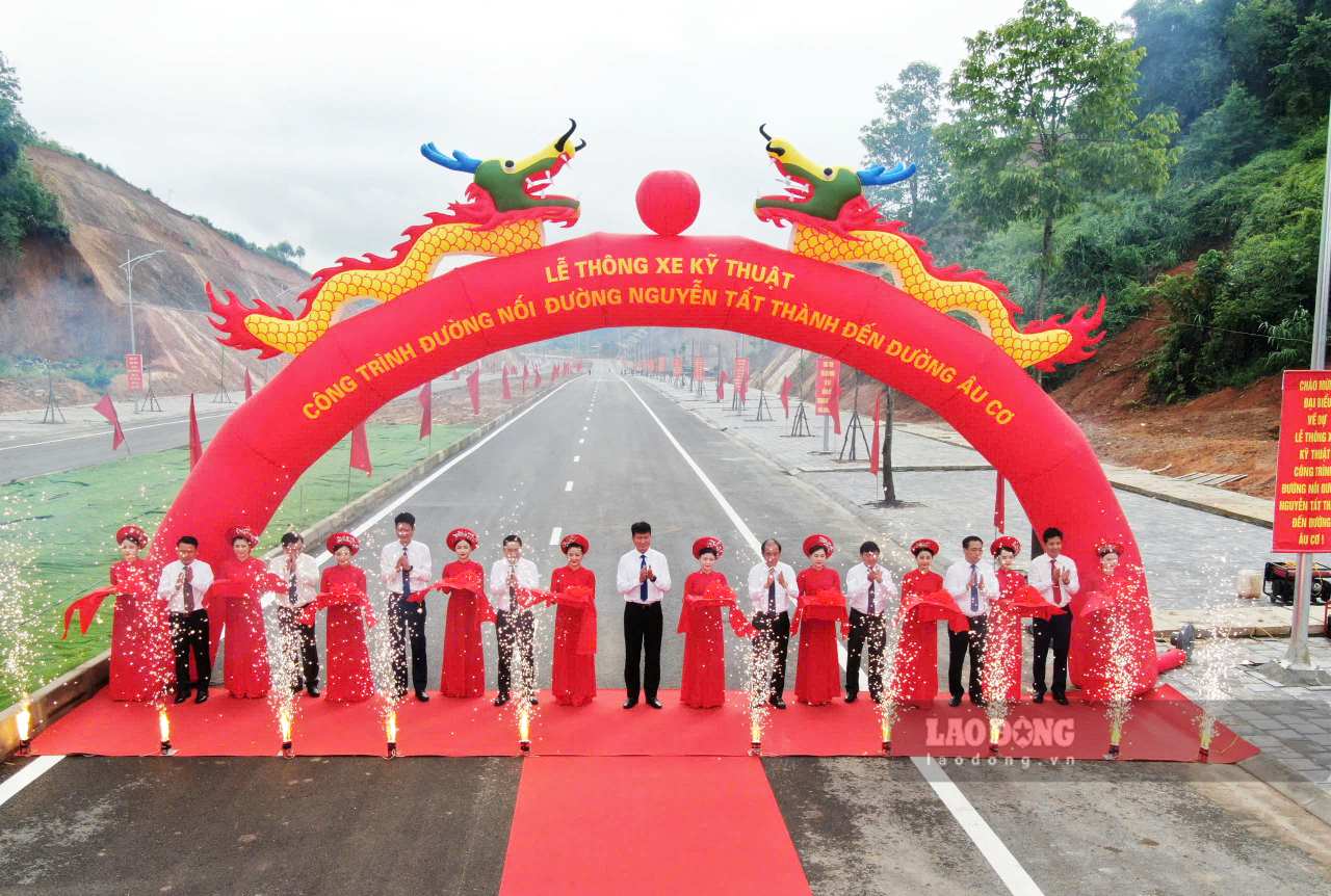 El lider de la provincia de Yen Bai corto la inauguracion de la cinta de la carretera que conecta a Nguyen Tat Thanh con Au Co Road. Foto: Van Duc.