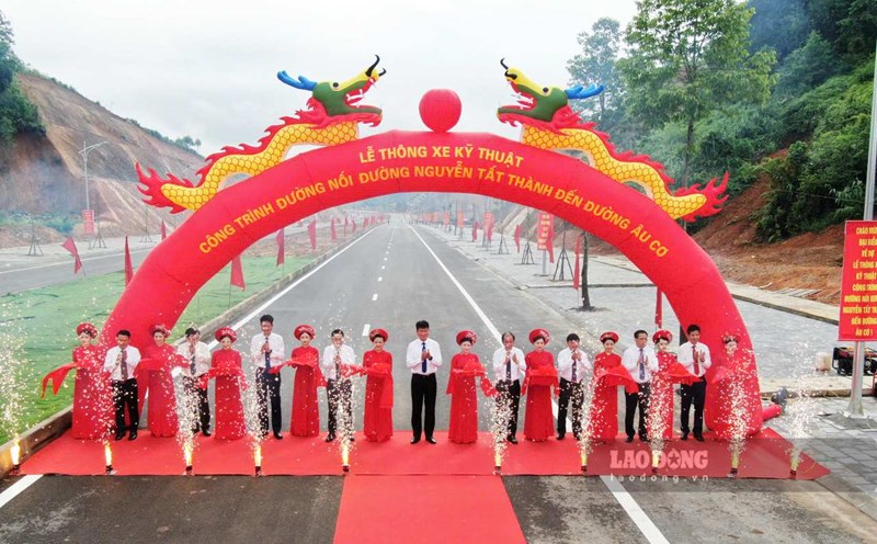 Yen Bai provincial leaders cut the ribbon to inaugurate the road connecting Nguyen Tat Thanh with Au Co Street. Photo: Van Duc.