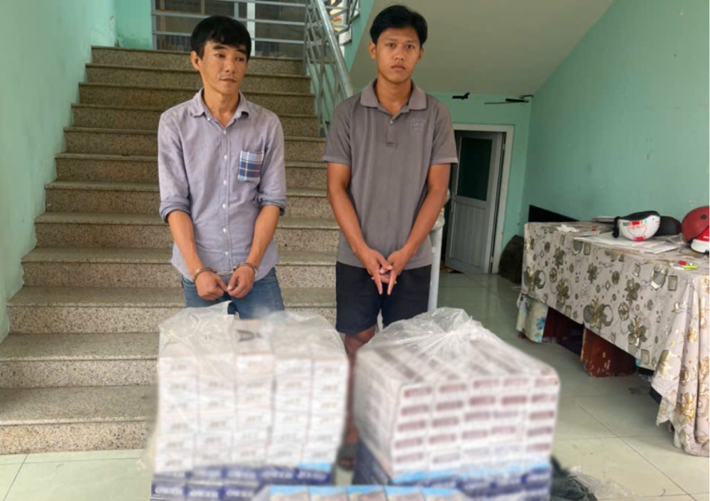 2 đối tượng bị Công an bắt quả tang giao hàng cấm là thuốc lá điếu nhập lậu. Ảnh: Tiến Dũng
