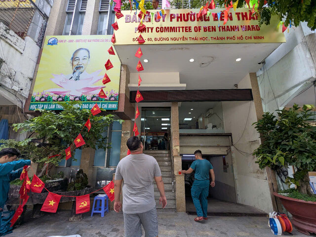 Tru so Dang uy phuong moi Ben Thanh da duoc lap dat bang ten. Anh: Anh Tu