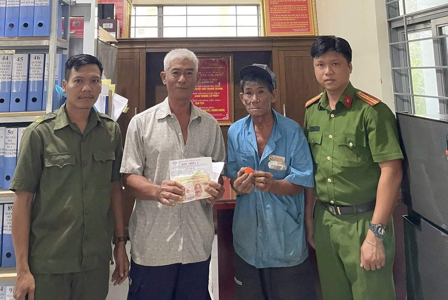 Cong an xa Phuoc An, huyen Nhon Trach ban giao tai san cho nguoi bi danh roi tai san. Anh: Cong an tinh Dong Nai