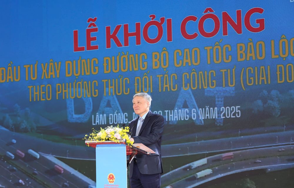 Pho Thu tuong Thuong truc Chinh phu Nguyen Hoa Binh tham du va phat bieu tai buoi le. Anh: Lam Hong